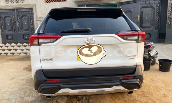 Buy Used Toyota RAV4 White Car in Abomey Calavi in Benign Buy Used Toyota RAV4 White Car in Abomey Calavi in Benign