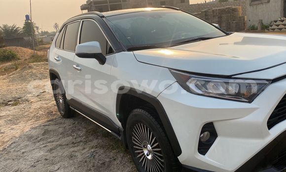 Ra Àlòkù Toyota RAV4 funfun Ọkọ̀ in Cotonou ni Benin