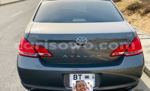 Ra Àlòkù Toyota Avalon Silver Ọkọ̀ in Abomey Calavi ni Benin Ra Àlòkù Toyota Avalon Silver Ọkọ̀ in Abomey Calavi ni Benin