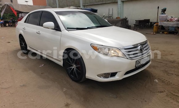 Sayi Na hannu Toyota Avalon White Mota in Cotonou a Benin