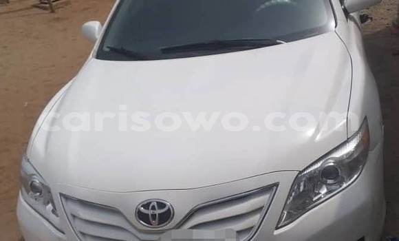 Sayi Na hannu Toyota Camry White Mota in Cotonou a Benin