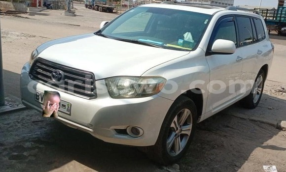 Ra Àlòkù Toyota Highlander funfun Ọkọ̀ in Cotonou ni Benin