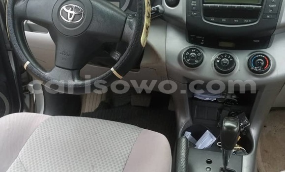 Sayi Na hannu Toyota RAV4 Azurfa Mota in Cotonou a Benin Sayi Na hannu Toyota RAV4 Azurfa Mota in Cotonou a Benin