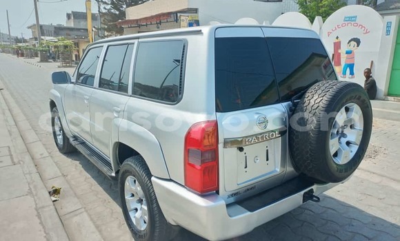 Sayi Na hannu Nissan Patrol Azurfa Mota in Cotonou a Benin