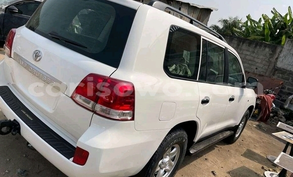 Sayi Na hannu Toyota Land Cruiser White Mota in Cotonou a Benin Sayi Na hannu Toyota Land Cruiser White Mota in Cotonou a Benin
