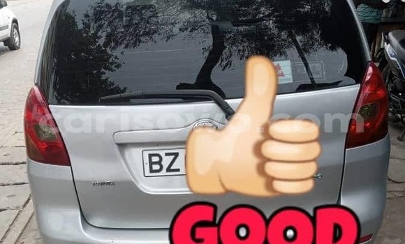 Sayi Na hannu Toyota Corolla Verso Azurfa Mota in Cotonou a Benin