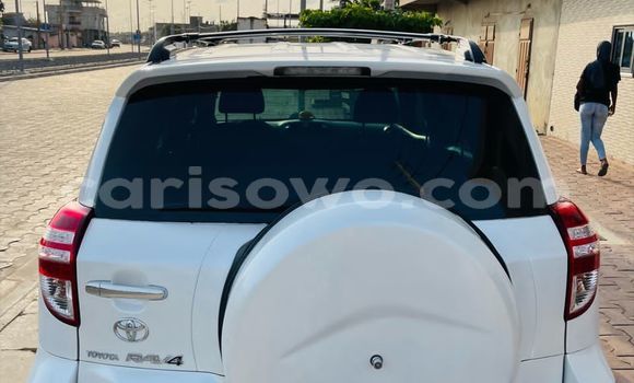 Sayi Na hannu Toyota RAV4 White Mota in Cotonou a Benin Sayi Na hannu Toyota RAV4 White Mota in Cotonou a Benin