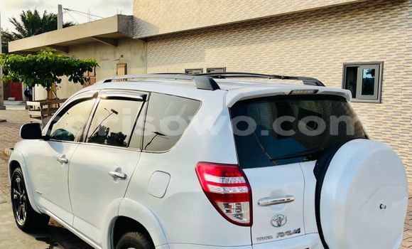 Sayi Na hannu Toyota RAV4 White Mota in Cotonou a Benin Sayi Na hannu Toyota RAV4 White Mota in Cotonou a Benin