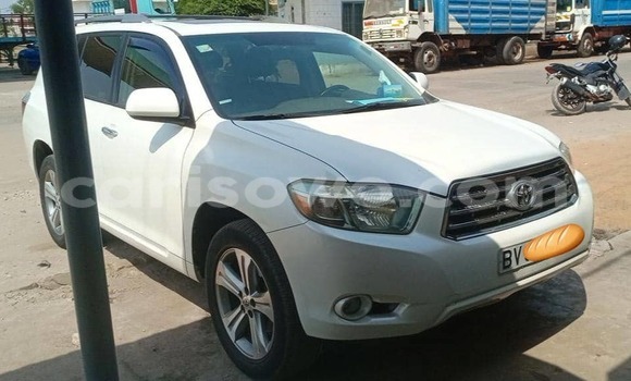 Ra Àlòkù Toyota Highlander funfun Ọkọ̀ in Abomey Calavi ni Benin