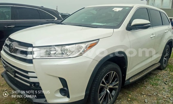 Sayi Imported Toyota Highlander White Mota in Cotonou a Benin