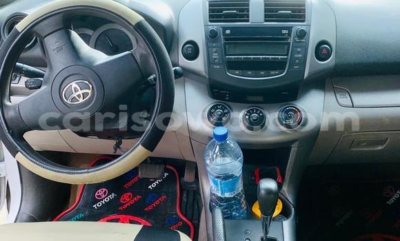 Ra Àlòkù Toyota RAV4 funfun Ọkọ̀ in Abomey Calavi ni Benin