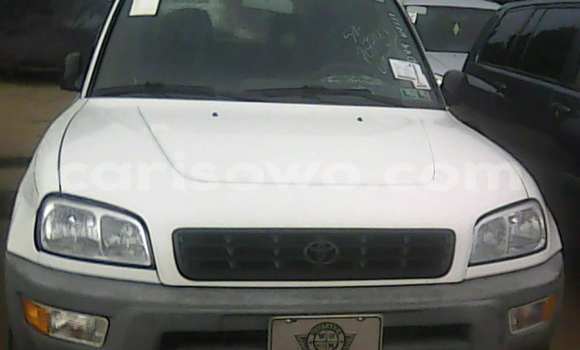 Sayi Na hannu Toyota RAV4 White Mota in Porto Novo a Benin Sayi Na hannu Toyota RAV4 White Mota in Porto Novo a Benin