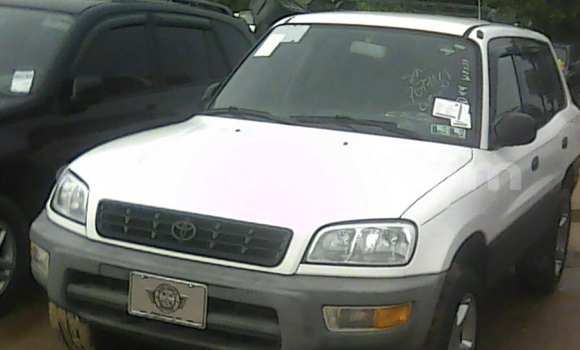 Sayi Na hannu Toyota RAV4 White Mota in Porto Novo a Benin Sayi Na hannu Toyota RAV4 White Mota in Porto Novo a Benin