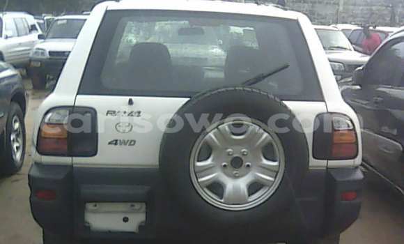 Sayi Na hannu Toyota RAV4 White Mota in Porto Novo a Benin Sayi Na hannu Toyota RAV4 White Mota in Porto Novo a Benin