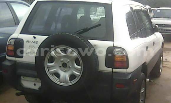 Sayi Na hannu Toyota RAV4 White Mota in Porto Novo a Benin Sayi Na hannu Toyota RAV4 White Mota in Porto Novo a Benin