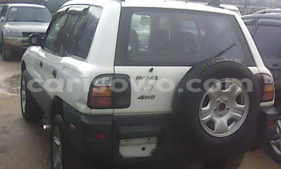 Sayi Na hannu Toyota RAV4 White Mota in Porto Novo a Benin Sayi Na hannu Toyota RAV4 White Mota in Porto Novo a Benin