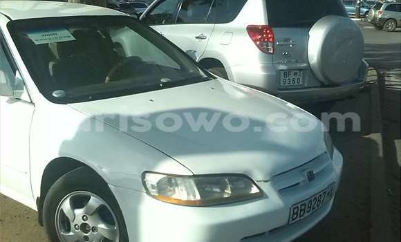 Sayi Na hannu Honda Accord White Mota in Cotonou a Benin