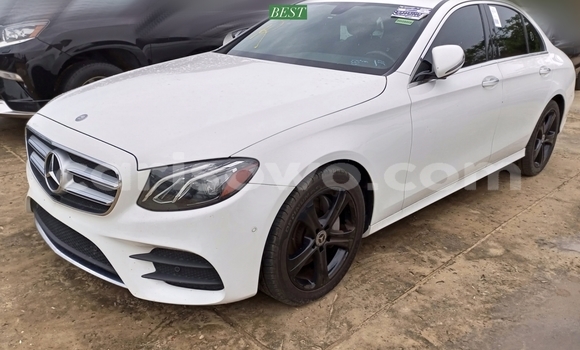 Sayi Na hannu Mercedes-Benz E–Class White Mota in Cotonou a Benin Sayi Na hannu Mercedes-Benz E–Class White Mota in Cotonou a Benin