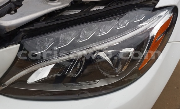 Sayi Na hannu Mercedes-Benz E–Class White Mota in Cotonou a Benin Sayi Na hannu Mercedes-Benz E–Class White Mota in Cotonou a Benin