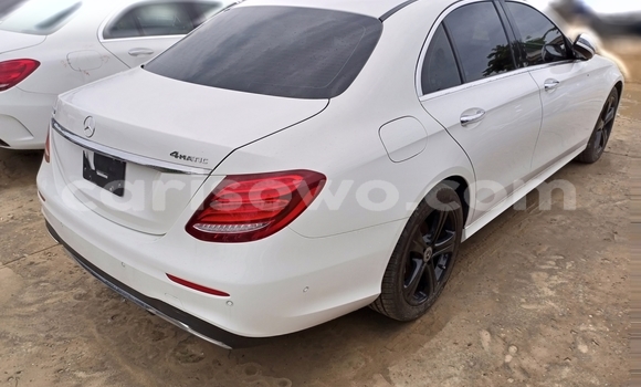 Sayi Na hannu Mercedes-Benz E–Class White Mota in Cotonou a Benin Sayi Na hannu Mercedes-Benz E–Class White Mota in Cotonou a Benin