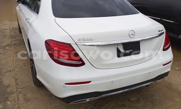 Sayi Na hannu Mercedes-Benz E–Class White Mota in Cotonou a Benin Sayi Na hannu Mercedes-Benz E–Class White Mota in Cotonou a Benin