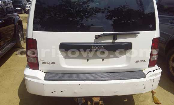Sayi Na hannu Jeep Liberty White Mota in Porto Novo a Benin Sayi Na hannu Jeep Liberty White Mota in Porto Novo a Benin