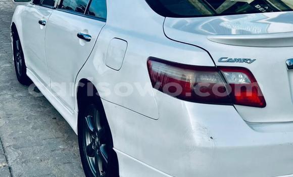Ra Àlòkù Toyota Camry funfun Ọkọ̀ in Cotonou ni Benin