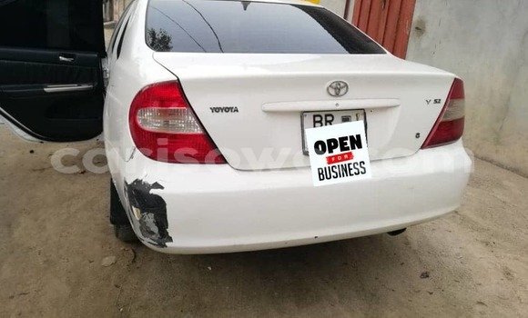 Ra Àlòkù Toyota Camry funfun Ọkọ̀ in Cotonou ni Benin