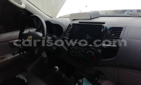 Ra Àlòkù Toyota Hilux funfun Ọkọ̀ in Cotonou ni Benin Ra Àlòkù Toyota Hilux funfun Ọkọ̀ in Cotonou ni Benin