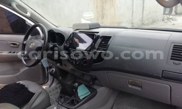 Ra Àlòkù Toyota Hilux funfun Ọkọ̀ in Cotonou ni Benin Ra Àlòkù Toyota Hilux funfun Ọkọ̀ in Cotonou ni Benin