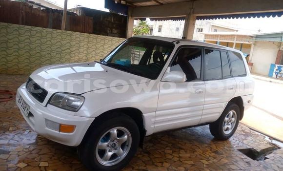 Sayi Na hannu Toyota RAV4 White Mota in Abomey Calavi a Benin Sayi Na hannu Toyota RAV4 White Mota in Abomey Calavi a Benin