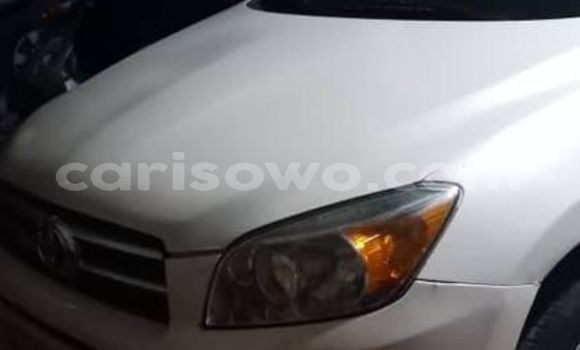 Ra Àlòkù Toyota RAV4 funfun Ọkọ̀ in Abomey Calavi ni Benin
