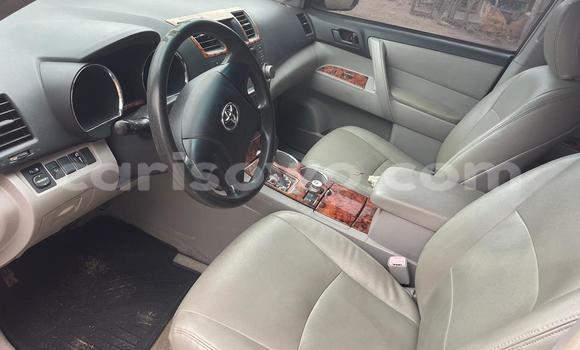 Ra Àlòkù Toyota Highlander funfun Ọkọ̀ in Cotonou ni Benin Ra Àlòkù Toyota Highlander funfun Ọkọ̀ in Cotonou ni Benin