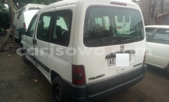 Sayi Na hannu Peugeot Partner Azurfa Mota in Cotonou a Benin