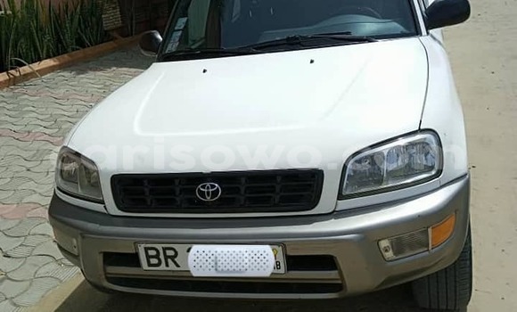 Sayi Na hannu Toyota RAV4 White Mota in Cotonou a Benin