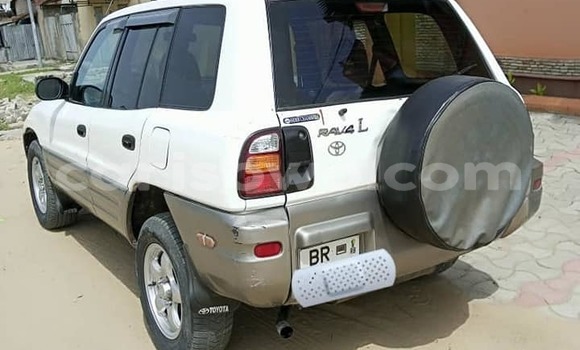 Sayi Na hannu Toyota RAV4 White Mota in Cotonou a Benin Sayi Na hannu Toyota RAV4 White Mota in Cotonou a Benin