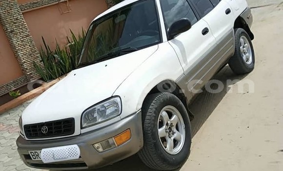 Sayi Na hannu Toyota RAV4 White Mota in Cotonou a Benin Sayi Na hannu Toyota RAV4 White Mota in Cotonou a Benin