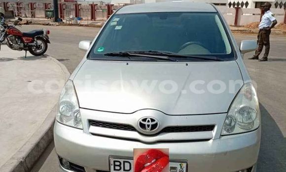 Sayi Na hannu Toyota Corolla Verso Azurfa Mota in Cotonou a Benin Sayi Na hannu Toyota Corolla Verso Azurfa Mota in Cotonou a Benin