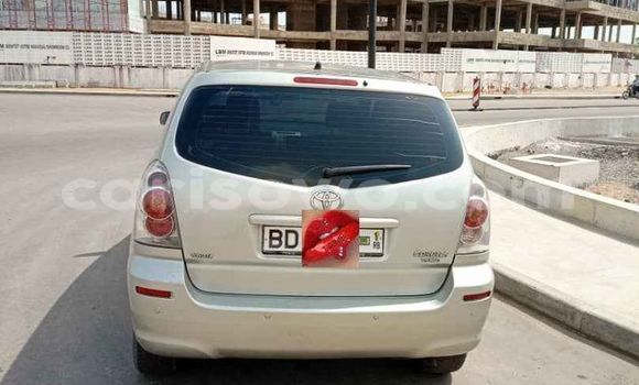 Sayi Na hannu Toyota Corolla Verso Azurfa Mota in Cotonou a Benin Sayi Na hannu Toyota Corolla Verso Azurfa Mota in Cotonou a Benin