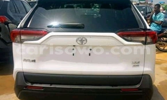 Sayi Sabo Toyota RAV4 White Mota in Cotonou a Benin Sayi Sabo Toyota RAV4 White Mota in Cotonou a Benin