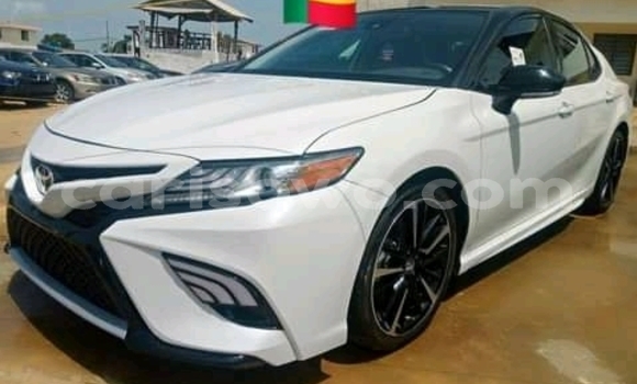 Ra Tuntun Toyota Camry funfun Ọkọ̀ in Cotonou ni Benin