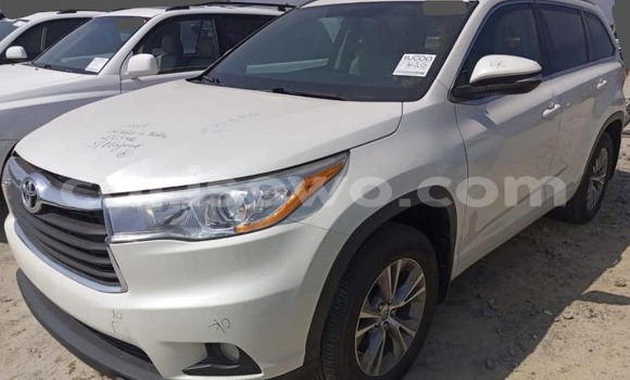 Ra Imported Toyota Highlander funfun Ọkọ̀ in Cotonou ni Benin