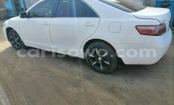 Ra Àlòkù Toyota Camry funfun Ọkọ̀ in Cotonou ni Benin