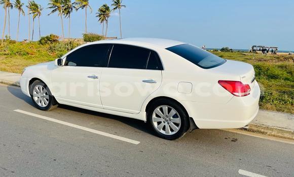 Sayi Na hannu Toyota Avalon White Mota in Cotonou a Benin