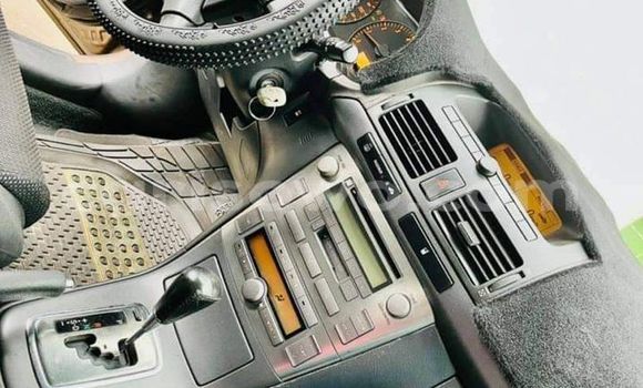 Sayi Na hannu Toyota Avensis Brown Mota in Cotonou a Benin Sayi Na hannu Toyota Avensis Brown Mota in Cotonou a Benin