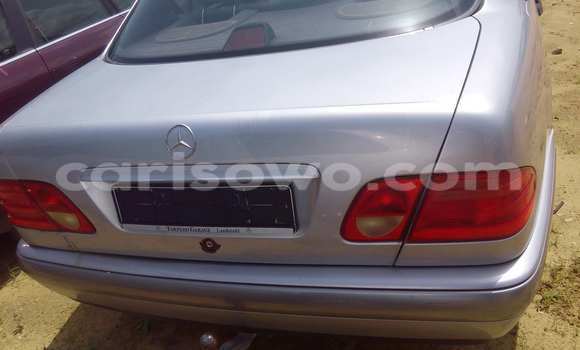 Sayi Na hannu Mercedes-Benz 190 Azurfa Mota in Porto Novo a Benin Sayi Na hannu Mercedes-Benz 190 Azurfa Mota in Porto Novo a Benin