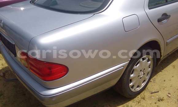 Sayi Na hannu Mercedes-Benz 190 Azurfa Mota in Porto Novo a Benin Sayi Na hannu Mercedes-Benz 190 Azurfa Mota in Porto Novo a Benin