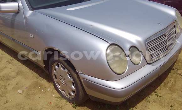 Sayi Na hannu Mercedes-Benz 190 Azurfa Mota in Porto Novo a Benin Sayi Na hannu Mercedes-Benz 190 Azurfa Mota in Porto Novo a Benin