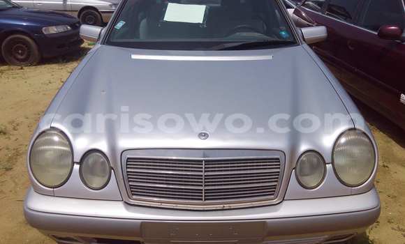 Sayi Na hannu Mercedes-Benz 190 Azurfa Mota in Porto Novo a Benin Sayi Na hannu Mercedes-Benz 190 Azurfa Mota in Porto Novo a Benin