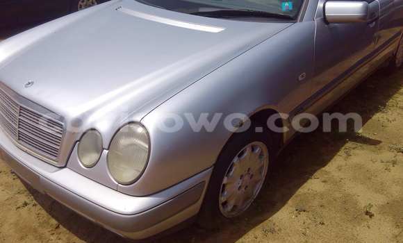 Sayi Na hannu Mercedes-Benz 190 Azurfa Mota in Porto Novo a Benin Sayi Na hannu Mercedes-Benz 190 Azurfa Mota in Porto Novo a Benin